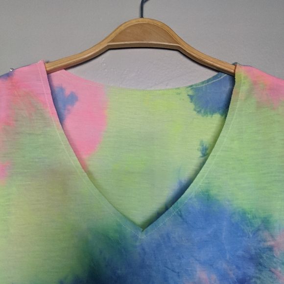 Neon tie dye v neck cropped tee - Picture 6 of 8